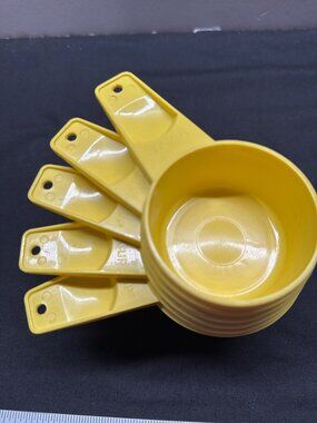 Vintage Tupperware Yellow Plastic Measuring Cups Set Of 5 With 1 Cup 3/4 Cup 2/3